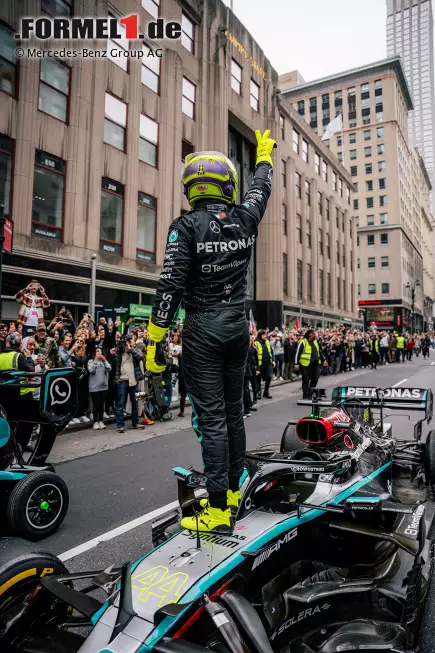 Foto zur News: Hamiltons Demorun lockt zahlreiche Fans an, die die Fifth Avenue säumen, um den siebenfachen Weltmeister anzufeuern.