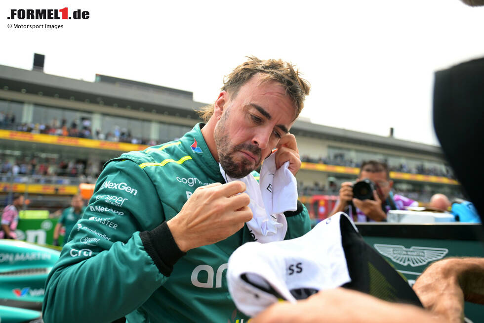 Foto zur News: Fernando Alonso (Redaktion: 3) - Seine Bewertung ist schwierig, weil er seine Runde in Q2 wegen der roten Flagge nicht beenden konnte und im Rennen unverschuldet früh ausgeschieden ist. Letztendlich ein Jubiläum ohne Highlights, sodass auch wir bei der 3 landen.