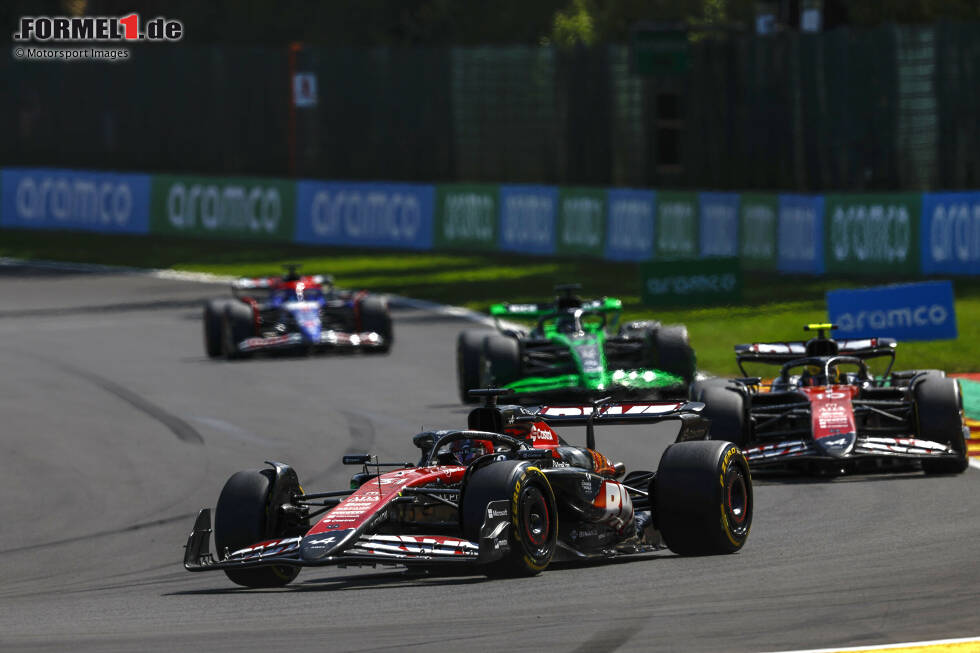 Foto zur News: 14. Spa: Belgien ist das Rennen der Außenseiter: Ocon feiert vor Ricciardo und Albon seinen ersten Saisonsieg, während die beiden Titelrivalen Hülkenberg und Tsunoda ohne Punkte bleiben. In der WM ändert sich vorne also nichts. Stand: 1. Hülkenberg (76), 2. Tsunoda (70), 3. Ricciardo (46), 4. Ocon (43), 5. Magnussen (42).