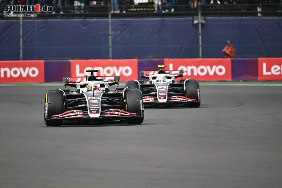 Foto zur News: 20. Mexiko-Stadt: Doppelsieg für Haas und WM-Vorentscheidung! Magnussen gewinnt vor Hülkenberg, der damit fast schon Weltmeister ist. Weil Tsunoda beim Start crasht, hat er vier Rennen vor Schluss 37 Punkte Rückstand. Stand: 1. Hülkenberg (113), 2. Tsunoda (76), 3. Magnussen (64), 4. Albon (57), 5. Gasly (54).