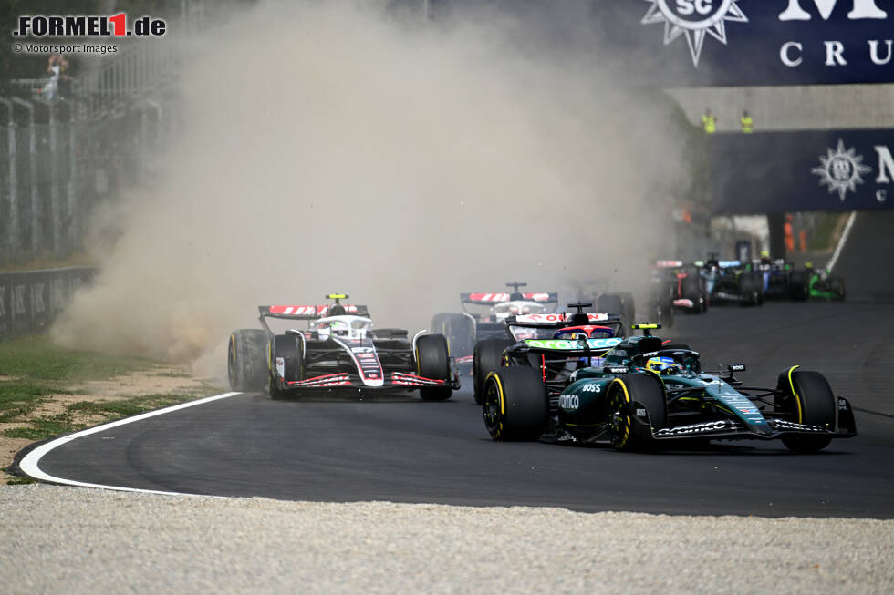 Foto zur News: Daniel Ricciardo (Marc Surer: 3) - &quot;Trotz der Strafe! Er war super unterwegs, wenn auch ein bisschen zu viel im Duell mit Nico.&quot;