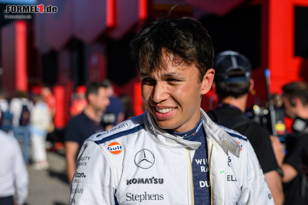 Foto zur News: Alexander Albon (Redaktion: 4) - Ein Redakteur hätte noch eine 3 gegeben, weil er für den verpatzten Boxenstopp, der sein Rennen ruinierte, nichts konnte. Der Mehrheit war es mit P14 im Qualifying und seiner bis dahin am Sonntag gezeigten Leistung aber nicht genug für eine bessere Note.