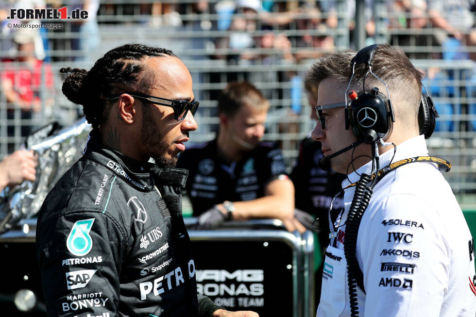 Foto zur News: Lewis Hamilton (Redaktion: 4) - Auch wenn Russell in Q2 nur minimal schneller war, war er unter dem Strich der einzige Fahrer aus den fünf Topteams, der Q3 verpasste. Der Start auf den weichen Reifen im Rennen zahlte sich nicht aus - und kurz danach war (unverschuldet) Feierabend. Für eine bessere Note konnte er sich nicht mehr empfehlen.