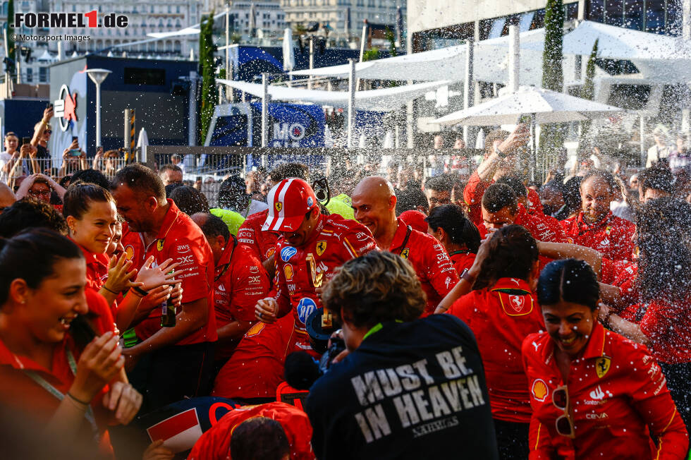 Foto zur News: Charles Leclerc (Redaktion: 1) - Die Bestnote gibt es auch von uns nur für den Rennsieger. War gleich ab dem Freitag der Mann, den es in Monaco zu schlagen galt. Konnte perfekt mit dem Druck umgehen, stellte den Ferrari auf Pole, gewann zweimal den Start und am Ende das Rennen. Perfekt!