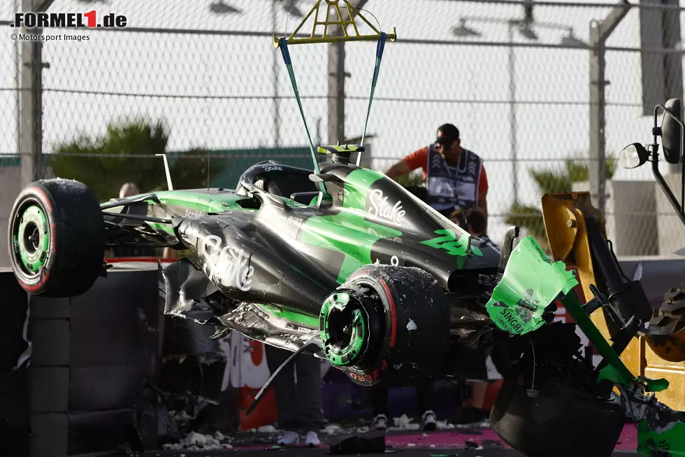 Foto zur News: Guanyu Zhou (Redaktion: 5) - Bei uns kommt der Chinese noch schlechter weg. Er konnte nach seinem Crash in FT3 selbstverschuldet keine Runde im Qualifying fahren. Im Rennen versuchte man es dann mit einer riskanten Strategie, doch in der entscheidenden Phase konnte er nicht mit Hülkenberg mithalten. Kein gutes Wochenende.