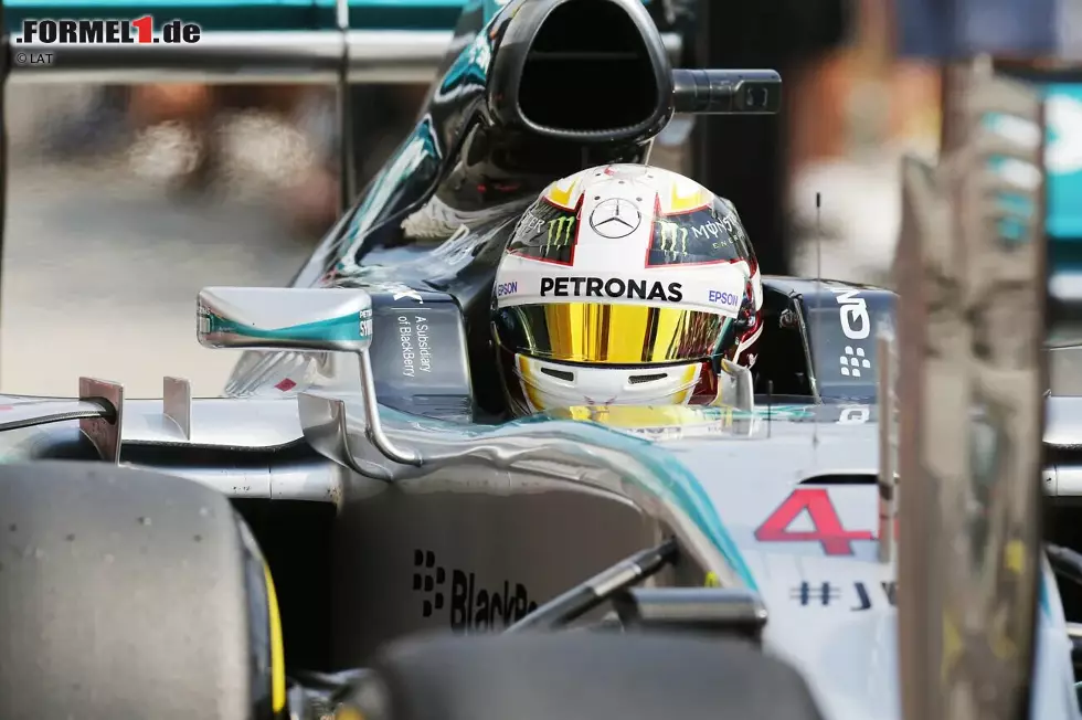 Foto zur News: Lewis Hamilton (7): Der Brite schafft es gleich zweimal in unsere Liste! In seinem Weltmeisterjahr 2015 holt er zwischen Monaco und Monza sieben Poles in Serie. Vier Rennen kann er dabei gewinnen, bevor Mercedes beim folgenden Rennen in Singapur überraschende Probleme hat und Hamilton sich lediglich auf P5 qualifiziert.