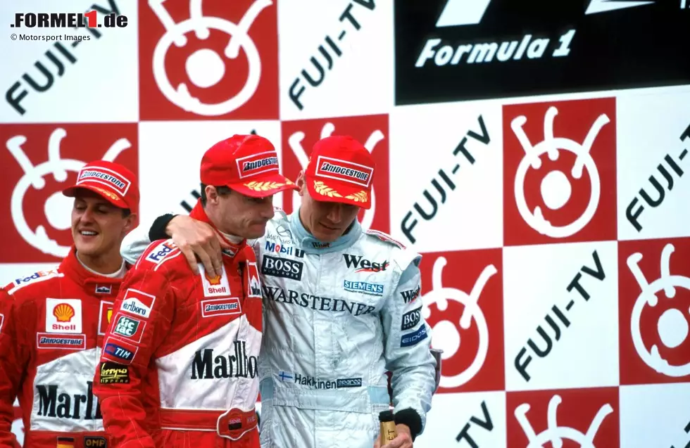 Foto zur News: Beim drittletzten Saisonrennen auf dem Nürburgring reißt die Serie dann, fast eine halbe Sekunde fehlt dem &quot;Fliegenden Finnen&quot; auf Lokalmatador Heinz-Harald Frentzen. Am Ende des Jahres wird Häkkinen trotzdem mit zwei Zählern Vorsprung auf Eddie Irvine hauchdünn Weltmeister.