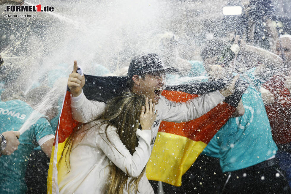 Foto zur News: Rosbergs-Serie endet beim Saisonauftakt 2016, wo besagter Hamilton auf Pole steht und Rosberg &quot;nur&quot; Zweiter wird. Das Rennen in Australien gewinnt jedoch der Deutsche, der am Ende der Saison auch Weltmeister wird - wie Lauda also ein Jahr nach seiner Pole-Serie ...