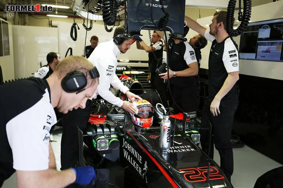 Foto zur News: Die größte Startplatzstrafe - Eine Kuriosität zum Abschluss: 2015 in Mexiko musste Jenson Button in der Startaufstellung wegen des Wechsels mehrerer Teile 70 Plätze nach hinten! Das dürfte für immer Rekord bleiben, denn inzwischen werden solche absurden Strafen automatisch in eine Rückversetzung ans Ende der Startaufstellung umgewandelt.