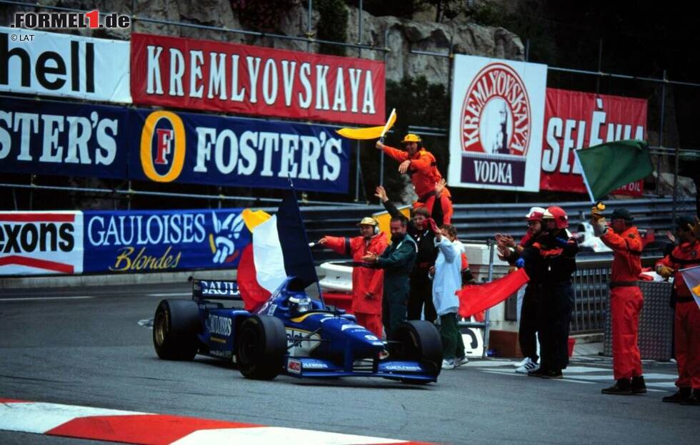 Foto zur News: Die wenigsten Autos im Ziel - Analog dazu wird es wohl auch nie wieder einen GP geben, bei dem nur drei Fahrer die Zielflagge sehen - so wie 1996 in Monaco. Offiziell wurden da zwar sieben Fahrer gewertet, doch nur drei kamen auch wirklich ins Ziel. Bei der heutigen Zuverlässigkeit der Boliden wird das ziemlich sicher nie mehr passieren.