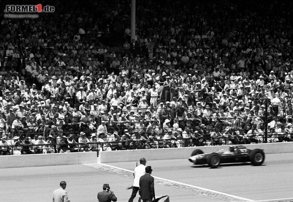 Foto zur News: Die längste Renndistanz - In den ersten F1-Jahren waren die 500 Meilen von Indianapolis ein Teil der WM. Und weil 500 Meilen umgerechnet 804,6 Kilometern entsprechen, wird das Indy 500 wohl für immer den Rekord als Rennen mit der längsten Distanz haben. Zum Vergleich: Aktuell umfasst ein GP (mit Ausnahme von Monaco) nur gut 300 Kilometer.