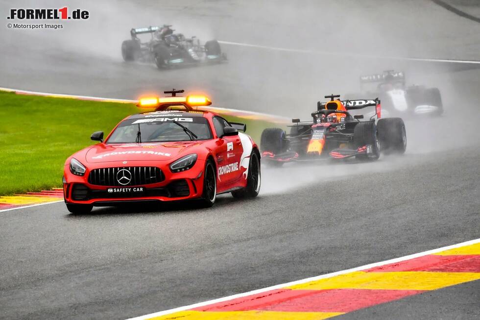 Foto zur News: Der kürzeste Grand Prix - Der Große Preis von Belgien 2021 ging in die Geschichte ein, weil im Regen offiziell lediglich eine Rennrunde hinter dem Safety-Car gefahren wurde. Dann wurde der GP abgebrochen - aber trotzdem gewertet. Den Rekord für das kürzeste Rennen hat man damit für immer sicher, denn weniger als eine Runde geht nicht ...