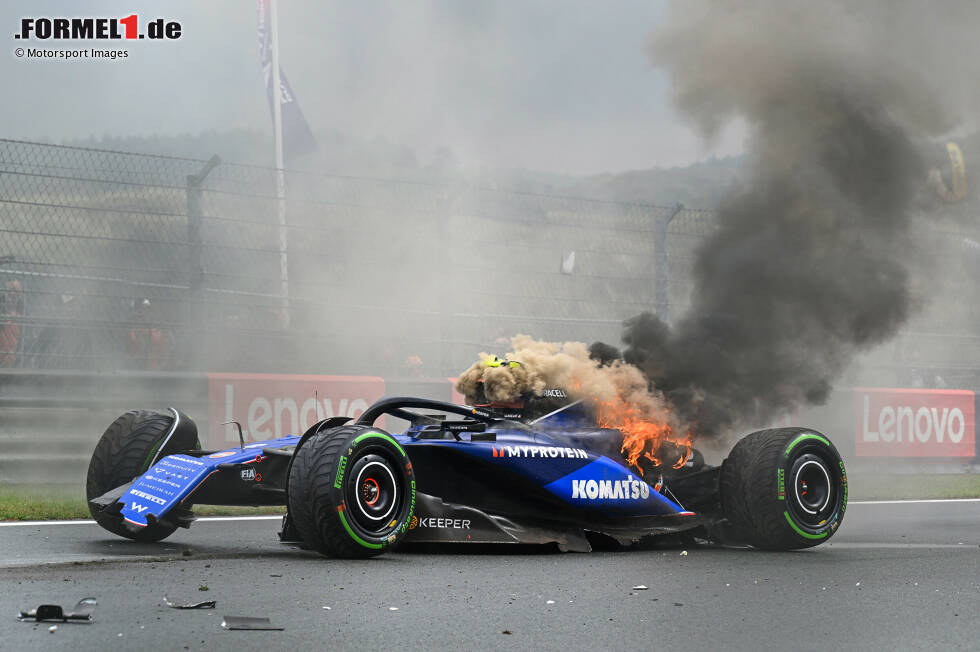 Foto zur News: Es dauert ein paar Momente, ehe Sportwarte mit Feuerlöschern zur Stelle sind.