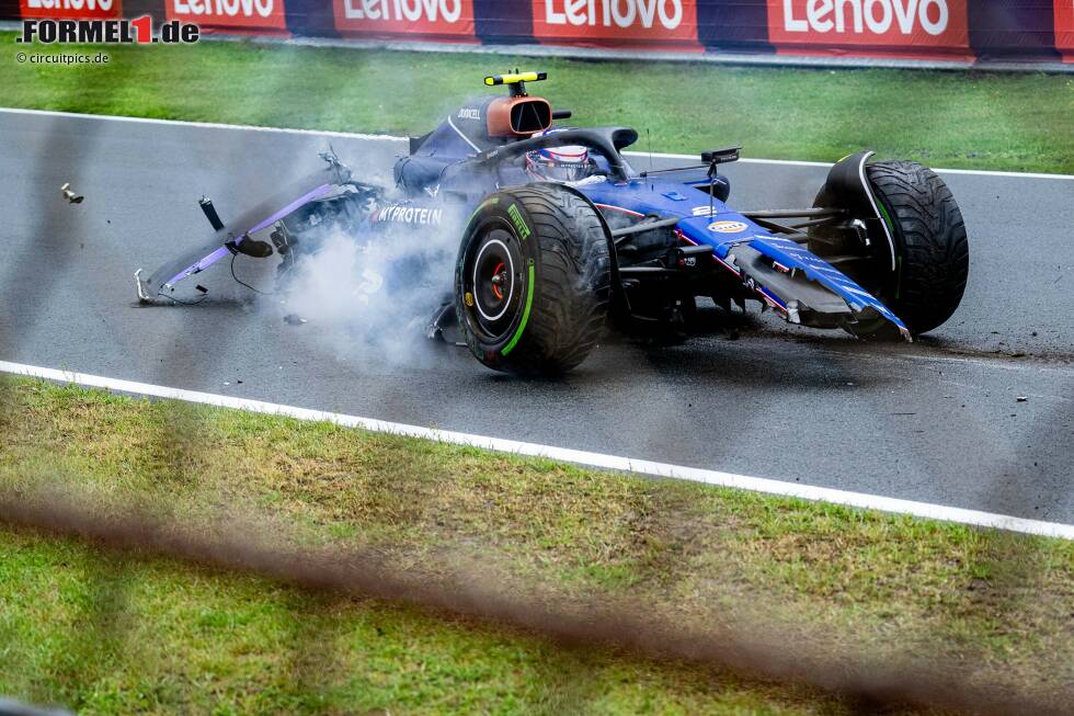 Foto zur News: Das Wrack des Williams rutscht über die Strecke.