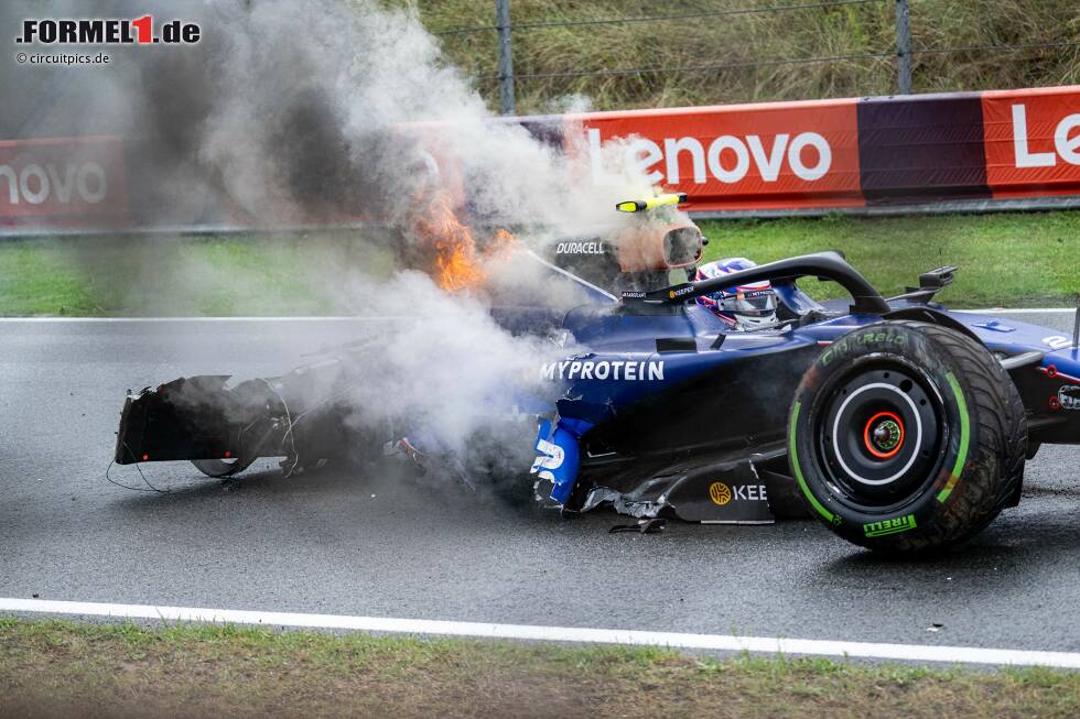 Foto zur News: Nach dem Unfall fängt das Auto von Sargeant am Heck sogar Feuer.