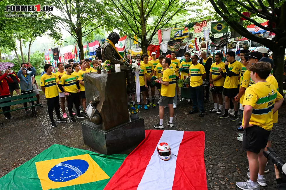 Foto zur News: Emotional wurde es vor allem an der Senna-Statue.