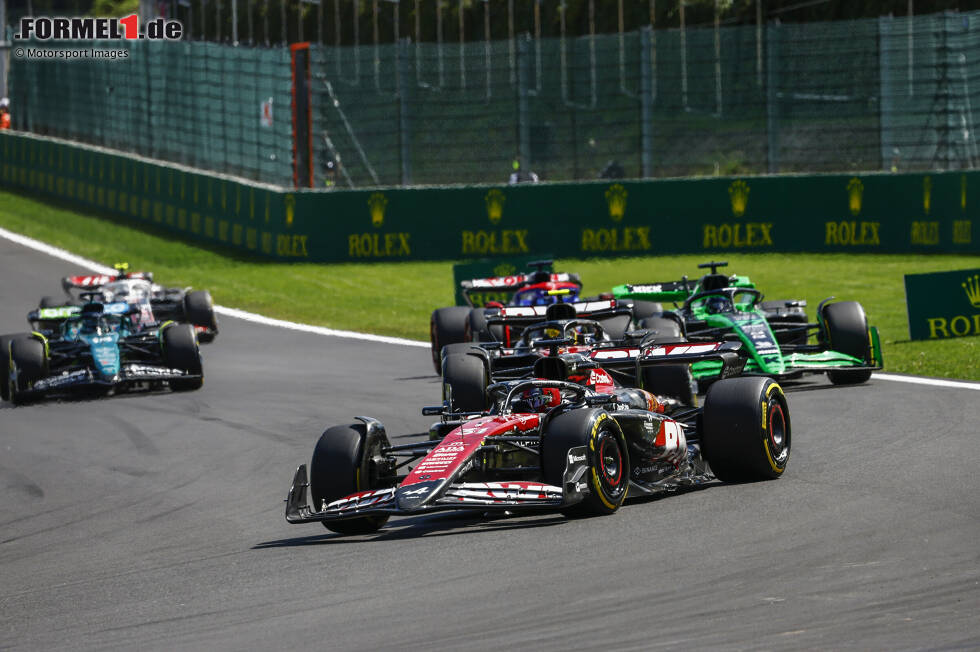 Foto zur News: Esteban Ocon (Marc Surer: 2) - &quot;Hat das erste Training verpasst, aber trotzdem klar vor dem Teamkollegen.&quot;