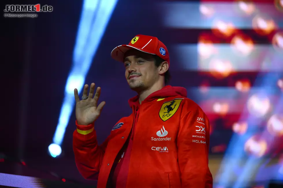 Foto zur News: Charles Leclerc (Redaktion: 2) - Wir bewerten den Monegassen etwas besser, weil er im Grunde auf Augenhöhe mit Carlos Sainz fuhr. Der Angriff auf George Russell war mutig, dafür musste er aber beim Reifenmanagement dann bluten.