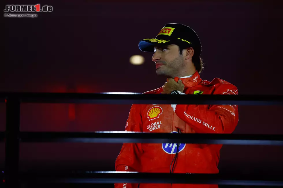 Foto zur News: Carlos Sainz (Redaktion: 2) - Das Qualifying war stark, doch im Rennen hatte er die gleichen Probleme wie Leclerc. Forderte sein Team mehrfach auf, ihn an die Box zu holen, und zeigte sich etwas unglücklich bei den Teamanweisungen und der Zusammenarbeit mit seinem Teamkollegen, deswegen geben wir keine Bestnote.