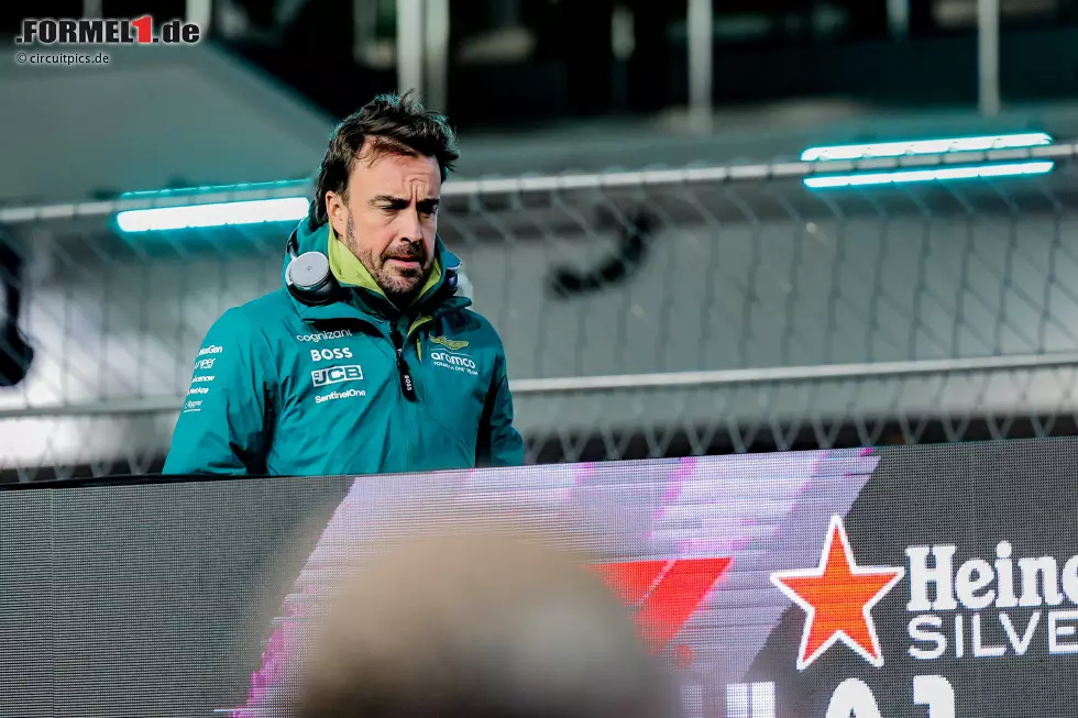 Foto zur News: Fernando Alonso (Redaktion: 3) - Das schlechte Qualifying mit dem Aus in Q1 konnte der Spanier mit einem guten Rennen glattbügeln. Die Strategie mit Soft am Start ging nicht auf, am Ende verfehlte er die Punkte aber denkbar knapp. In Summe macht das eine 3.