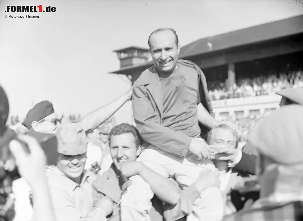 Foto zur News: 1957: Der Argentinier Juan Manuel Fangio wird zum fünften Mal Weltmeister. Er schafft das mit vier unterschiedlichen Konstrukteuren: Alfa Romeo, Ferrari, Maserati und Mercedes. Und das ist Formel-1-Rekord!