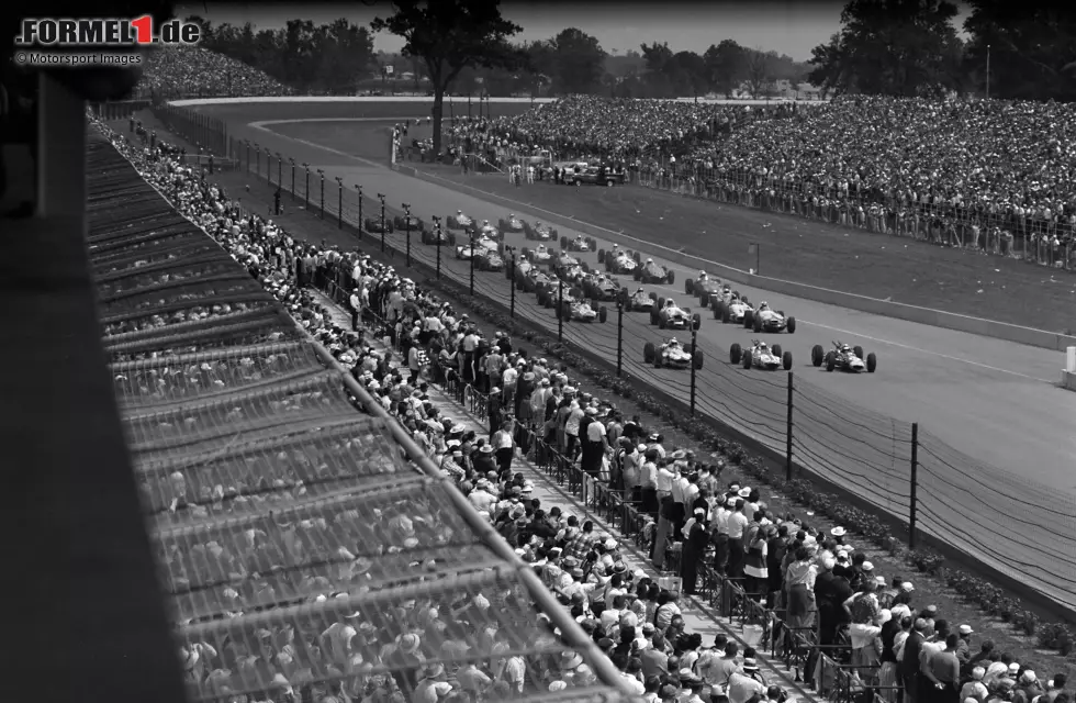 Foto zur News: 1951: Die 500 Meilen von Indianapolis (kurz: Indy 500) zählen für einige Jahre zur Automobil-WM. Größer als dort ist keine andere Formel-1-Renndistanz: Die Fahrer legen 804,6 Kilometer am Indianapolis Motor Speedway zurück. Zum Vergleich: Heute liegt die Grand-Prix-Distanz bei &quot;nur&quot; 305 Kilometern.