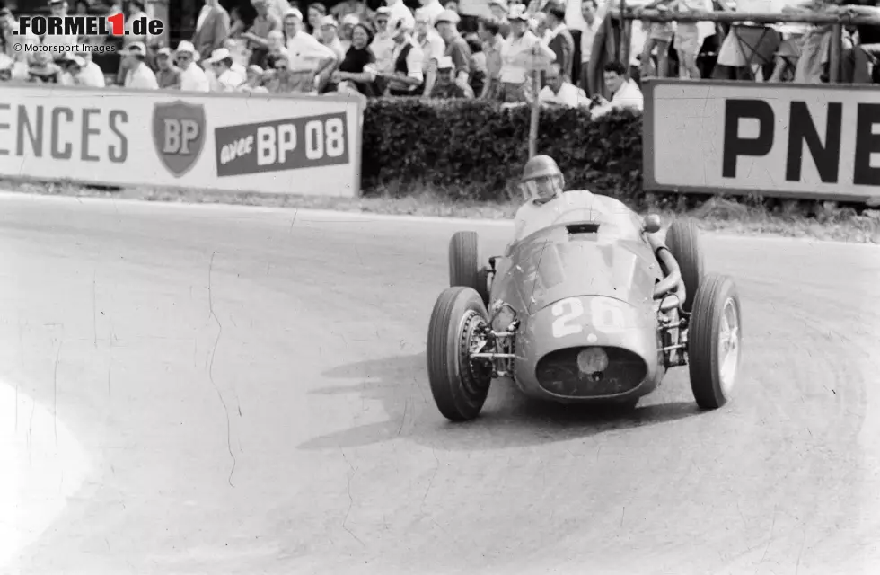 Foto zur News: Juan Manuel Fangio (Maserati): Der Argentinier fährt bereits 1953 und 1954 für Maserati, wobei er im zweiten Jahr den WM-Titel gewinnt. Allerdings fährt er damals die zweite Saisonhälfte für Mercedes. 1957 kehrt er zurück und gewinnt dieses Mal den &quot;kompletten&quot; Titel mit den Italienern. Ein gelungenes Comeback!