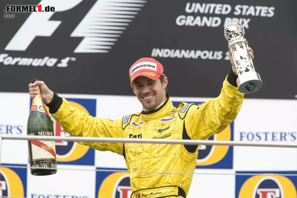 Foto zur News: Tiago Monteiro (2005): Dieses Podium nimmt ihm keiner. Zwar fahren in Indy 2005 außer Ferrari nur Jordan und Minardi mit, doch der dritte Platz von Monteiro steht in den Geschichtsbüchern. In Spa punktet er ein zweites Mal im letzten Jordan-Jahr, bevor das Team in Midland umbenannt wird. Der Portugiese darf an Bord bleiben.