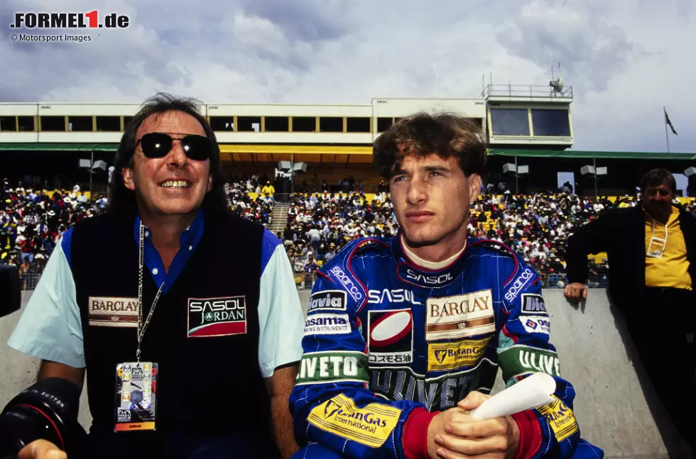 Foto zur News: Eddie Irvine (1993): Der Nordire darf in den letzten beiden Rennen ran und legt sich beim Debüt gleich einmal mit Ayrton Senna an. Im ersten Rennen der nächsten Saison verursacht er einen Unfall und wird drei Rennen gesperrt. 1996 wechselt er zu Ferrari, wo er 1999 nach dem Beinbruch von Michael Schumacher um den Titel kämpft.