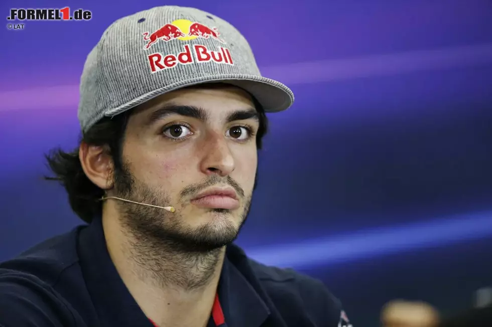 Foto zur News: Carlos Sainz (2015): Als amtierender Meister der Formel Renault 3.5 steigt Sainz 2015 zu Toro Rosso auf und wird Teamkollege von Max Verstappen. Das Duell verliert er mit 18:49 Punkten deutlich. Während Verstappen schnell zu Red Bull kommt, dauert Sainz&#039; Weg in ein Topteam wie Ferrari über den Umweg Renault &amp; McLaren lange.