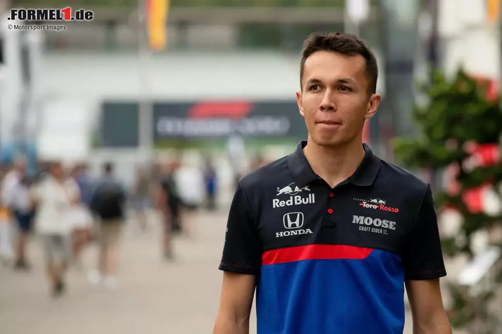 Foto zur News: Alexander Albon (2019): Albons Zeit bei Toro Rosso dauert nur ein halbes Jahr, dann tauscht Red Bull sein Cockpit mit dem von Gasly im A-Team. Nach 1,5 Jahren muss er erst einmal wieder auf der Ersatzbank Platz nehmen, bevor er mit Williams einen weiteren Anlauf in der Königsklasse wagen kann.