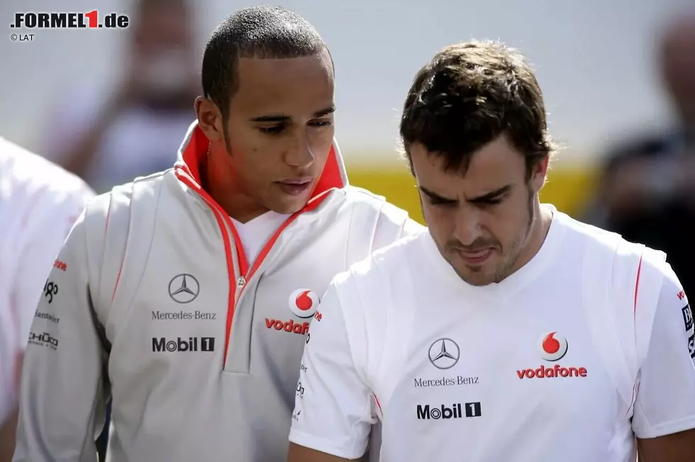 Foto zur News: Lewis Hamilton (2007): Willige Nummer 2 neben dem amtierenden Doppelweltmeister Alonso? Von wegen! Hamilton zeigt ein formidables Debüt und verpasst den Titel im ersten Jahr nur aufgrund der Streitigkeiten mit seinem Teamkollegen, der daraufhin flüchtet. Sein Wechsel zu Mercedes 2013 erweist sich mit sechs Titeln als goldwert.