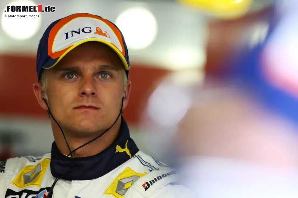 Foto zur News: Heikki Kovalainen (2007): Er tritt bei Renault das schwere Erbe von Alonso an, der sich nach zwei Titeln aus Enstone verabschiedet. Der Finne schlägt zumindest seinen erfahrenen Teamkollegen Giancarlo Fisichella und wechselt 2008 zu McLaren - erneut als Nachfolger von Alonso. Dort ist er im Grunde Wasserträger für Lewis Hamilton.