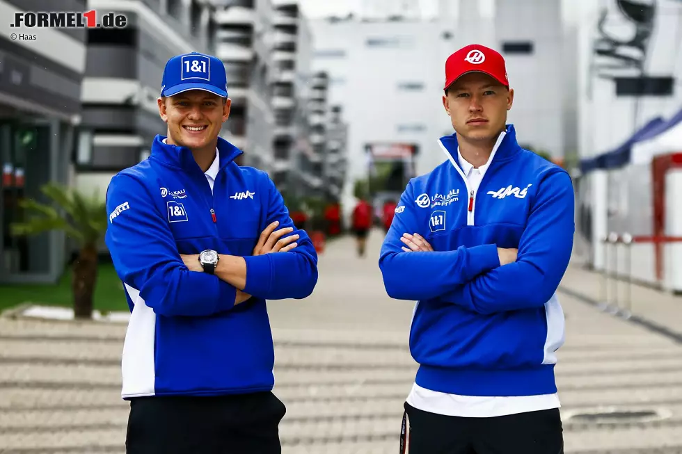 Foto zur News: Der eigene Teamkollege hat einen großen Einfluss auf die Karriere. Wer im direkten Duell gut aussieht, der hat gute Karten, vor allem zu Beginn. Mick Schumacher hatte mit Nikita Masepin einst leichtes Spiel, während etwa Romain Grosjean an der Seite von Fernando Alonso bestehen musste. Das sind die ersten Teamkollegen der F1-Piloten 2025.