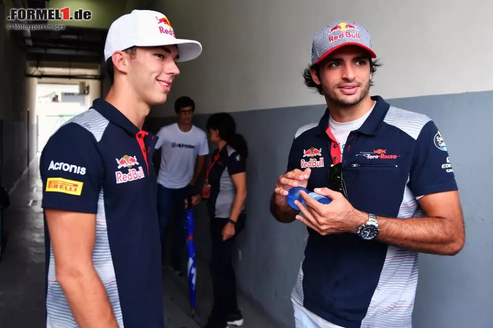 Foto zur News: Und: Auch Pierre Gaslys erster Teamkollege hieß Sainz. Beide fuhren aber nur zwei Rennen im selben Stall, nämlich in Malaysia und Japan 2017, wo Gasly bei Toro Rosso Daniil Kwjat ersetzte. Anschließend wechselte Sainz zu Renault, während Gasly mit Brendon Hartley einen neuen Fahrer an seine Seite bekam.