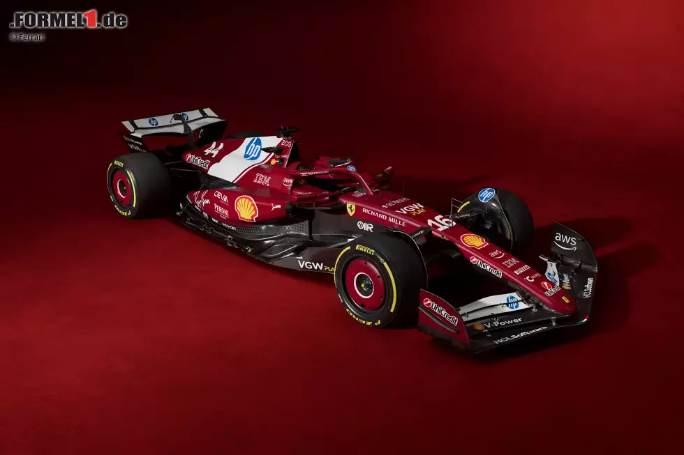 Foto zur News: ... Ferrari SF25, der optisch etwas anders anmutet als sein Vorgänger. Da wäre zum einen der dunklere Rotton, zum anderen die weißen Elemente im Farbdesign, die hauptsächlich auf HP als Titelsponsor zurückgehen. Mit Unicredit und IBM sind weitere neue Geldgeber dabei und prominent auf dem Auto zu sehen.