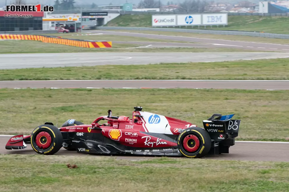 Foto zur News: ... tags darauf gleich einem ersten Shakedown unterzogen, natürlich auf seiner Hausstrecke in Fiorano bei Maranello. Am Steuer: nicht Hamilton, sondern der langjährige Ferrari-Fahrer Charles Leclerc, Hamiltons Teamkollege. Und damit zurück zum ...