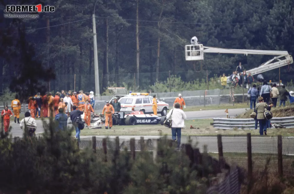 Foto zur News: ... Villeneuve läuft auf March-Fahrer Jochen Mass auf. Nach einem Missverständnis kommt es zur Kollision: Das Villeneuve-Auto steigt auf und hebt ab. Beim Aufprall bricht es auseinander, Villeneuve wird herausgeschleudert und prallt in die Fangzäune. Er verliert sofort das Bewusstsein.