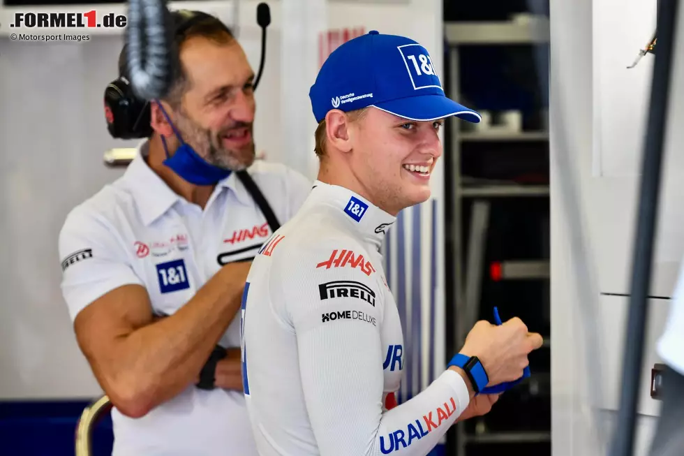 Foto zur News: Mick Schumacher (2021): Der Deutsche kommt als amtierender Formel-2-Meister zu Haas, wird aber natürlich immer an seinem Nachnamen gemessen. 2021 ist das Team mit Abstand Letzter. Das bessert sich zwar 2022, sodass Mick einige Punkte holt, doch zu viele Unfälle kosten das Team viel Geld und ihm sein Cockpit.