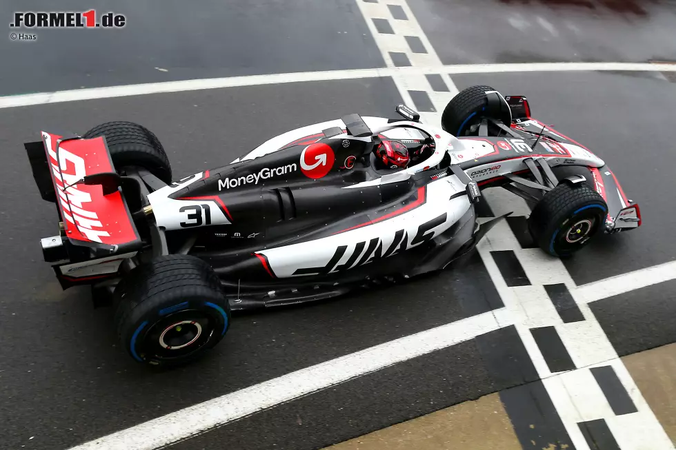 Foto zur News: Und eine kleine &quot;Panne&quot; gab es, weil ein Fotograf das finale Autodesign schon vor der Formel-1-Präsentation am 18. Februar erwischte: Eigentlich hätte Haas erst dann den Look enthüllen dürfen.