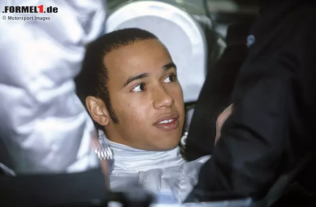 Foto zur News: 1. Dezember 2004: Als Preisträger der Autosport-Awards erhält Lewis Hamilton seinen ersten Test in einem Formel-1-Auto. Er fährt den ...