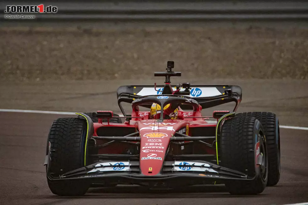 Foto zur News: ... fährt Hamilton zum ersten Mal einen italienischen Formel-1-Rennwagen. Es ist der Ferrari SF-23 von 2023. Ein interessantes Detail dabei ist ...