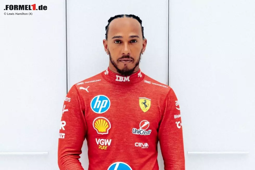 Foto zur News: 22. Januar 2025: Lewis Hamilton schlüpft erstmals in einen roten Ferrari-Rennanzug. Und das hat auch einen Grund: Auf der Ferrari-Hausstrecke in Fiorano ...