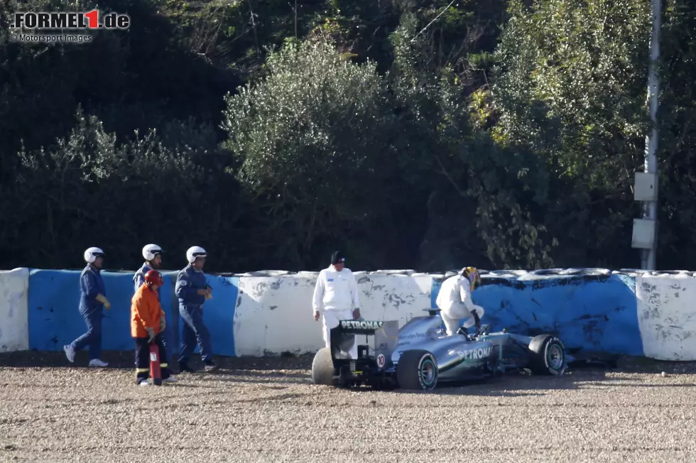 Foto zur News: ... landet Hamilton nach einem Abflug im Kiesbett und muss außerplanmäßig aussteigen. Später im Jahr erzielt er seinen ersten Mercedes-Sieg in der Formel 1 und ...