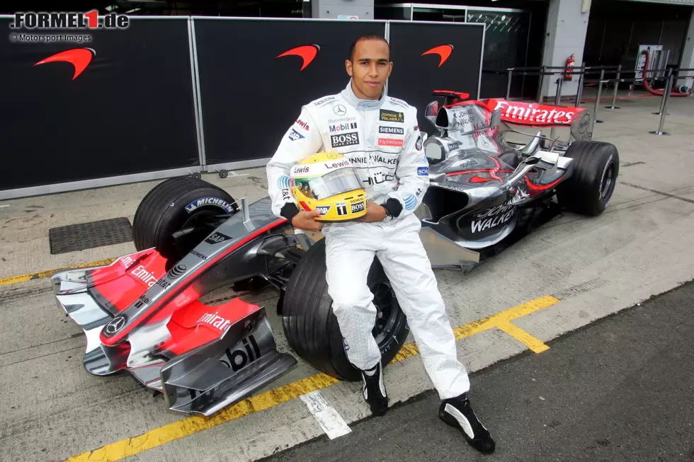 Foto zur News: 19. September 2006: McLaren macht es erst zwei Monate später offiziell, hat sich aber schon im Herbst für Hamilton als neuen Stammfahrer für 2007 entschieden. Hier posiert der Brite mit dem MP4-21, den er ...