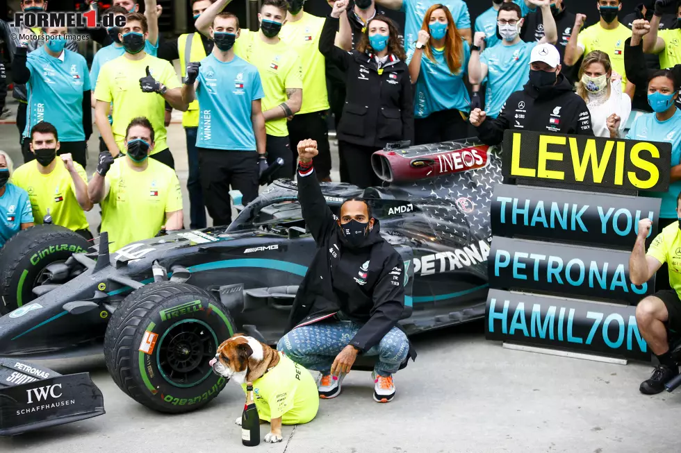 Foto zur News: ... gewinnt 2014, 2015, 2017, 2018, 2019 und 2020 sechs weitere WM-Titel in der Fahrerwertung. Hamilton stellt damit den Rekord von Michael Schumacher ein - und tut es &quot;Schumi&quot; dann gleich, indem auch er zu Ferrari wechselt.