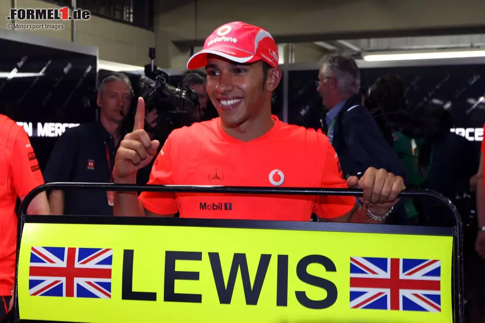 Foto zur News: Hamilton gewinnt fast im Premierenjahr den WM-Titel in der Formel 1, aber 2008 - in seiner zweiten Saison - klappt es wirklich: Er wird Weltmeister für McLaren. Ende 2012 aber verlässt er das Team und wechselt zu Mercedes.