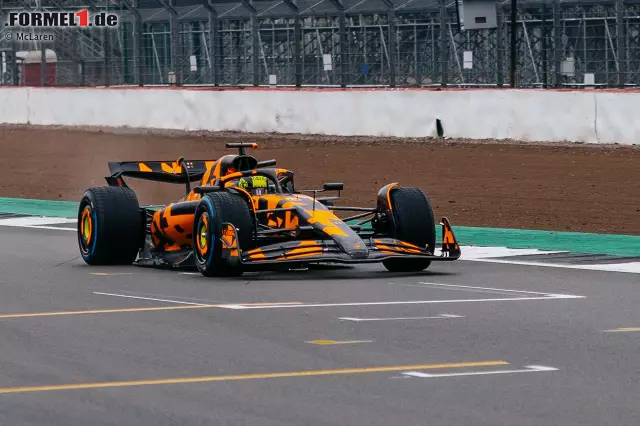 Foto zur News: Und hier nochmal nur der MCL39: Beim Rollout in Silverstone fuhr das Team mit einem speziellen Tarndesign. Die finalen Farben werden erst bei der offiziellen Formel-1-Präsentation am 18. Februar enthüllt.