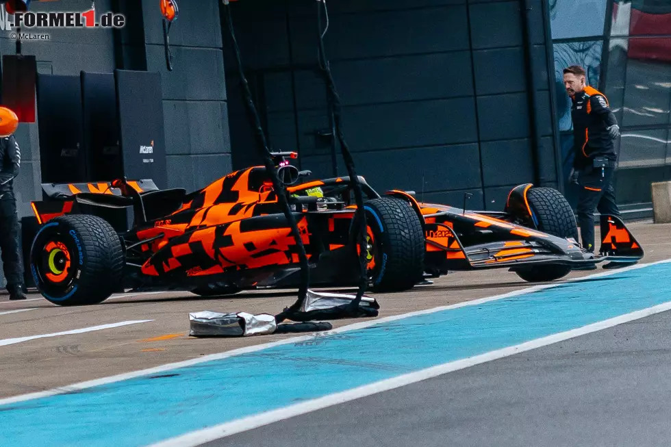 Foto zur News: Am 13. Februar hat McLaren überraschend den MCL39-Mercedes offiziell vorgestellt, als erstes Team der Formel-1-Saison 2025. In Silverstone drehte das Auto mit Lando Norris am Steuer seine ersten Runden - auf Regenreifen im Nassen.