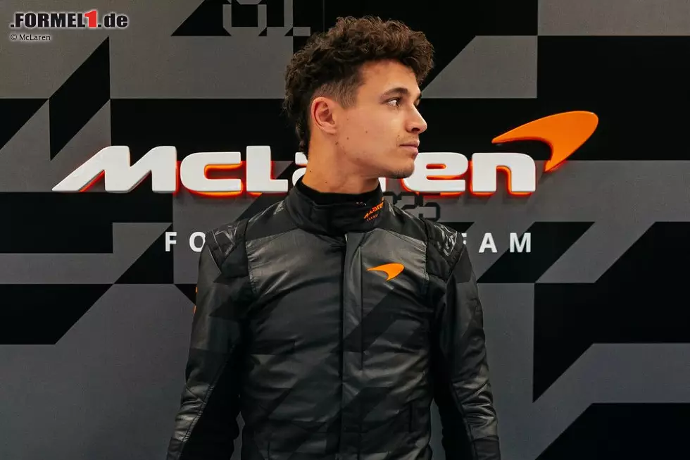 Foto zur News: Passend zum Auto ist auch Lando Norris noch im &quot;Inkognito-Modus&quot; unterwegs: Sein Rennanzug ist in Silverstone ebenfalls im Camouflage-Look gehalten, es fehlen noch sämtliche Sponsoren.